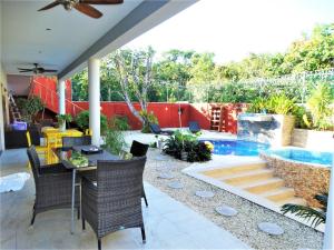 Bazén v ubytování Villa Oasis Cancun Airport nebo v jeho okolí
