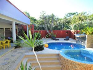 Bazén v ubytování Villa Oasis Cancun Airport nebo v jeho okolí