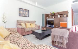 アラウリン・エル・グランデにあるNice Home In Alhaurin El Grande With 3 Bedrooms, Wifi And Outdoor Swimming Poolのリビングルーム(ソファ、椅子、テレビ付)