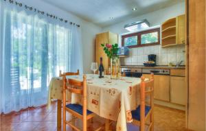 cocina con mesa con sillas y ventana en 3 Bedroom Gorgeous Home In Buje, en Buje