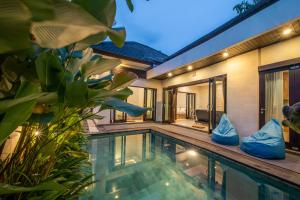 una piscina frente a una villa en Viros Luxury Villa 2BR Private Pool, en Jimbaran