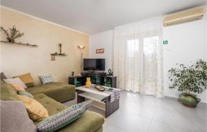 a living room with a couch and a tv at 3 Bedroom Pet Friendly Apartment In Viskovo in Viskovo