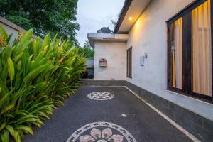 una pasarela que conduce a la parte delantera de una casa en Viros Luxury Villa 2BR Private Pool, en Jimbaran