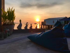 a group of statues of people watching the sunset at Homebeach Resort เกาะล้าน in Ko Larn