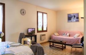 ein Wohnzimmer mit einem Sofa und einem Tisch in der Unterkunft Amazing Home In Pirou-plage With 4 Bedrooms And Wifi in Pirou