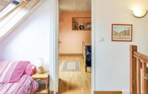 ドゥアルヌネにあるAmazing Home In Douarnenez With 2 Bedrooms And Wifiの廊下からベッドと窓のある部屋へアクセスできます。