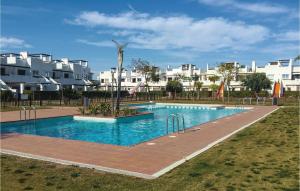 El RomeroにあるAwesome Apartment In Alhama De Murcia With 2 Bedrooms, Outdoor Swimming Pool And Swimming Poolの背景に建物がある公園内のスイミングプール