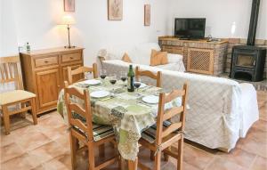 Restoran atau tempat lain untuk makan di Nice Home In La Azohia With Outdoor Swimming Pool