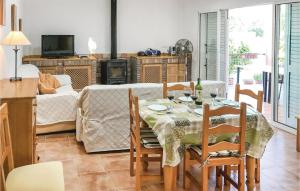 Εστιατόριο ή άλλο μέρος για φαγητό στο Nice Home In La Azohia With Outdoor Swimming Pool