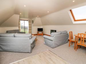 Sala de estar con 2 sofás y mesa en Wallace en Pitlochry