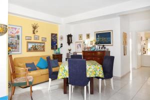 A seating area at Splendida Casa A Taormina " Casa di Anna "