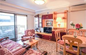salon z kanapą i stołem w obiekcie 2 Bedroom Cozy Apartment In Santa Pola w mieście Santa Pola