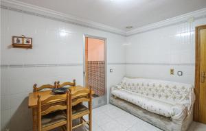 mała sypialnia z łóżkiem i stołem w obiekcie 2 Bedroom Cozy Apartment In Santa Pola w mieście Santa Pola