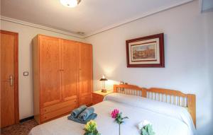 Łóżko lub łóżka w pokoju w obiekcie 2 Bedroom Cozy Apartment In Santa Pola