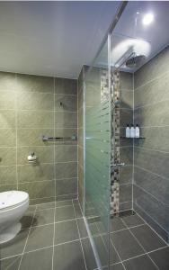 Koupelna v ubytování Harmony Hotel