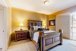 una camera con letto in legno e 2 comodini di Eagle Crest Highland Getaway a Redmond Altre 42 foto