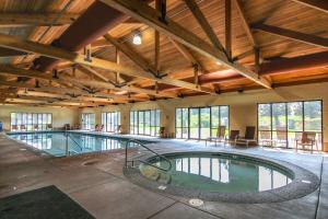 una grande piscina coperta in un edificio con finestre di Eagle Crest Highland Getaway a Redmond
