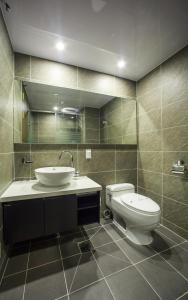 Koupelna v ubytování Harmony Hotel