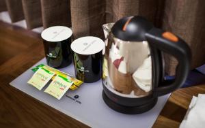 Příslušenství pro přípravu čaje a kávy v ubytování Harmony Hotel