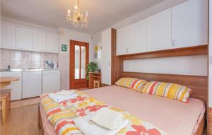 Postelja oz. postelje v sobi nastanitve Awesome Apartment In Crikvenica With 1 Bedrooms And Wifi