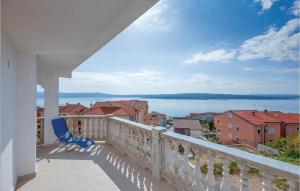 ein Balkon mit Stuhl und Blick aufs Wasser in der Unterkunft Awesome Apartment In Crikvenica in Crikvenica