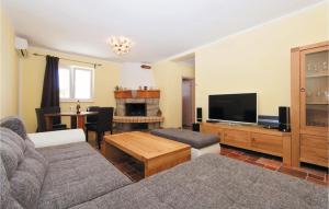 4 Bedroom Lovely Home In Supetarska Draga tesisinde bir oturma alanı