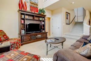 a living room with a couch and a tv at Golfer's Paradise in New Braunfels