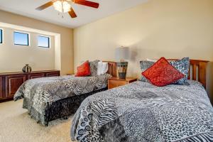 ein Schlafzimmer mit zwei Betten und einem Deckenventilator in der Unterkunft Golfer's Paradise in New Braunfels + 29 Fotos