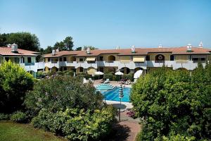 een hotel met een zwembad en een resort bij Residence Brenta in Bibione