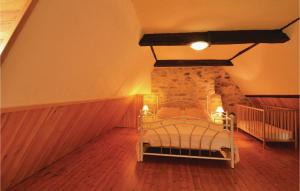 una camera da letto con un letto in una stanza con un muro di pietra di Awesome Home In La-Chapelle-Saint-Jean a La Chapelle-Saint-Jean