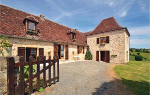 una vecchia casa in pietra con una recinzione in legno di Awesome Home In La-Chapelle-Saint-Jean a La Chapelle-Saint-Jean Altre 9 foto