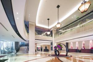 a lobby with a flower pot in the middle of a building at Park Plaza Changzhou, A member of Radisson Hotel&Resorts in Changzhou