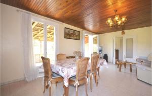 uma sala de jantar com mesa e cadeiras em Nice Home In Mirabel Aux Baronnies With 3 Bedrooms And Wifi em Mirabel-aux-Baronnies