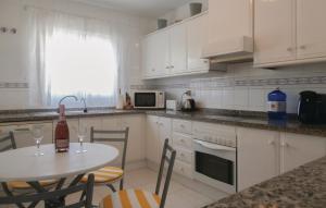 Kuchnia lub aneks kuchenny w obiekcie 3 Bedroom Lovely Home In Orihuela Costa
