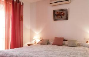 Łóżko lub łóżka w pokoju w obiekcie 3 Bedroom Lovely Home In Orihuela Costa