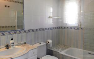Łazienka w obiekcie 3 Bedroom Lovely Home In Orihuela Costa