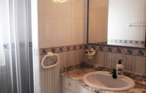 Łazienka w obiekcie 3 Bedroom Lovely Home In Orihuela Costa