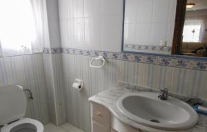 Łazienka w obiekcie 3 Bedroom Lovely Home In Orihuela Costa