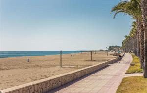 una acera junto a una playa con palmeras en Gorgeous Home In Miami Playa With Wifi, en Miami Platja