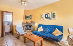 sala de estar con sofá azul y mesa en Gorgeous Home In Miami Playa With Wifi en Miami Platja