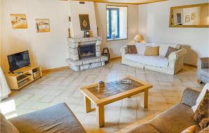 ein Wohnzimmer mit einem Sofa und einem Kamin in der Unterkunft 3 Bedroom Lovely Home In Ruffiac in Ruffiac