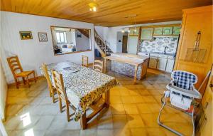 Χώρος καθιστικού στο Three-Bedroom Holiday Home In Ruffiac