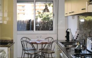 Kuchyňa alebo kuchynka v ubytovaní Stunning Apartment In Tossa De Mar