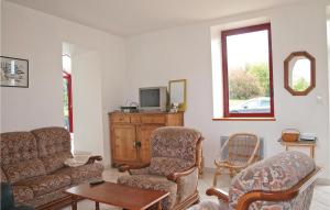 TV a/nebo společenská místnost v ubytování Holiday Home Tredarzec Xc + 17 fotografií