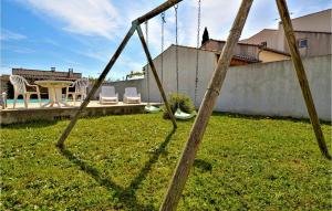 Zahrada ubytování 4 Bedroom Lovely Home In Bellegarde + 38 fotografií
