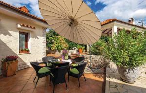 Ban công/sân hiên tại 2 Bedroom Amazing Apartment In Rijeka