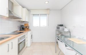 biała kuchnia z białymi urządzeniami i oknem w obiekcie Beautiful Apartment In Roldán With Wifi w mieście Los Tomases