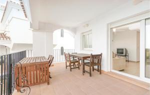 comedor con mesa y sillas en el balcón en Beautiful Apartment In Roldn With Wifi, en Los Tomases