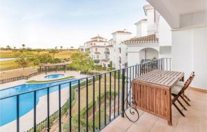 balkon z widokiem na basen w obiekcie Beautiful Apartment In Roldán With Wifi w mieście Los Tomases
