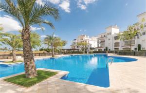 basen z palmą przed budynkiem w obiekcie Beautiful Apartment In Roldán With Wifi w mieście Los Tomases